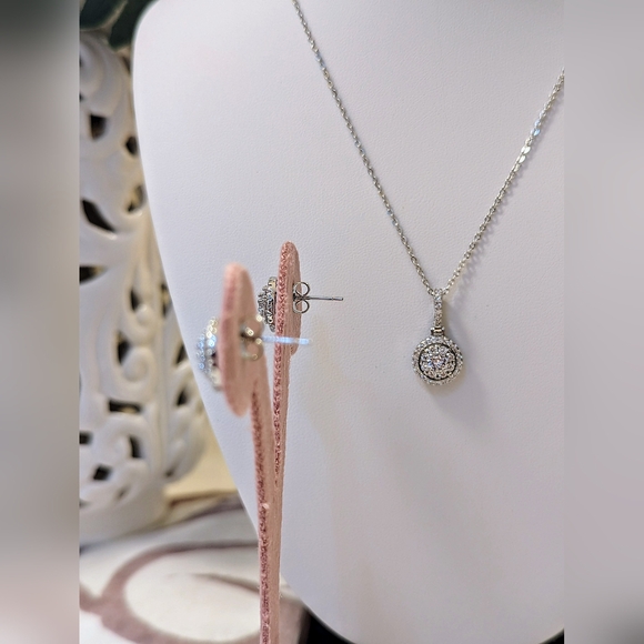 Brilliant Cut CZs set in 18K White Gold over Titanium - Picture 11 of 15